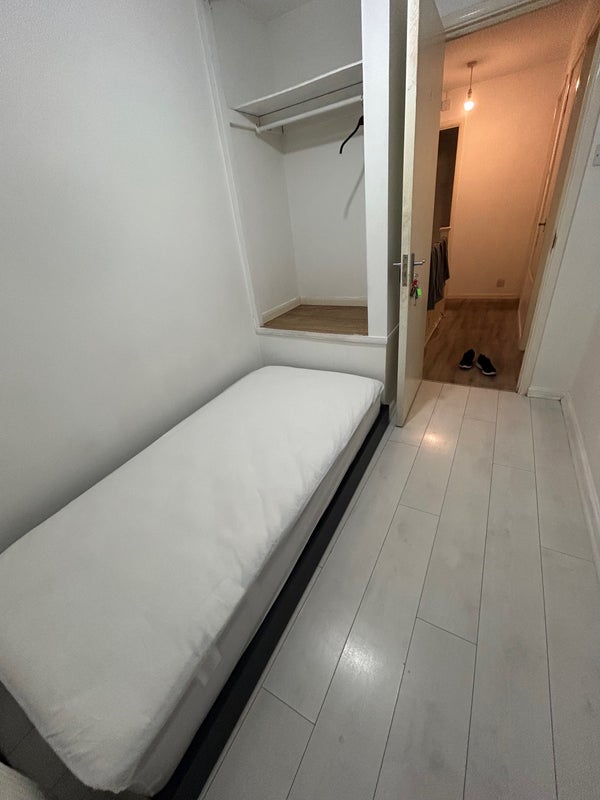 Room Mills Grove in Greater London