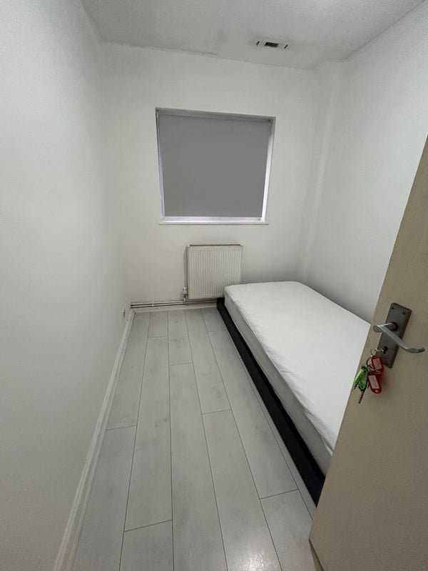 Room Mills Grove in Greater London