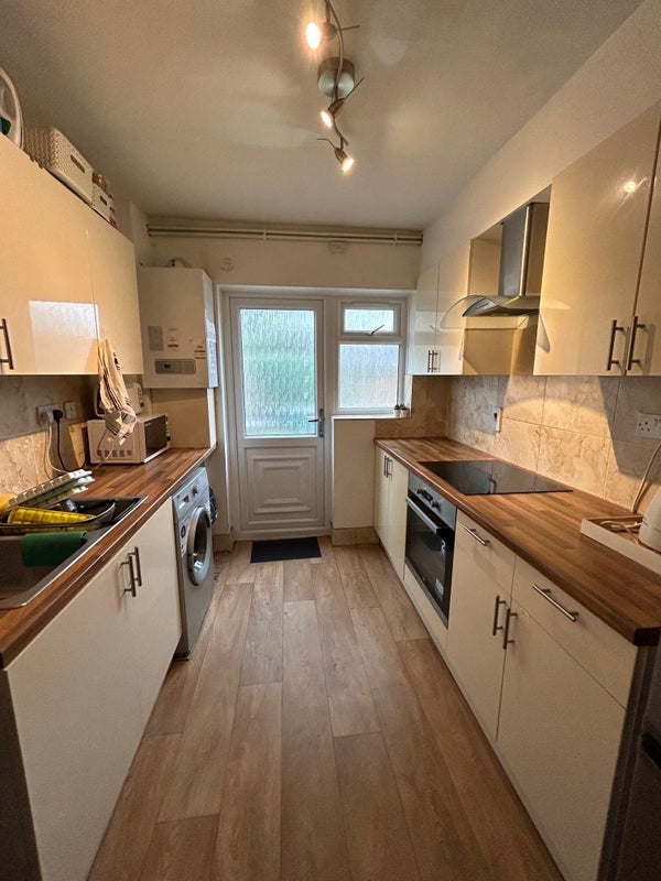 Room Mills Grove in Greater London