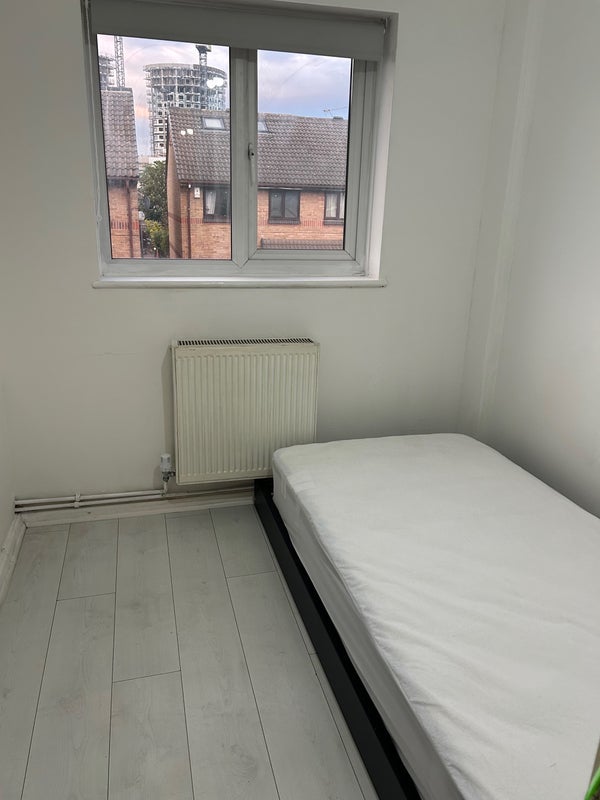 Room Mills Grove in Greater London