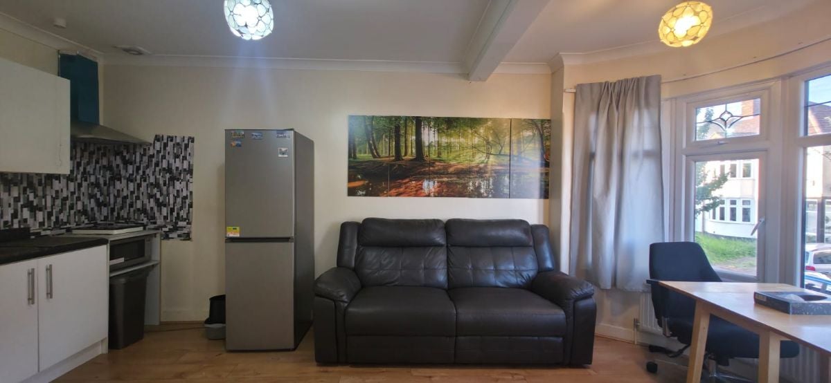 Flat Avondale Crescent in Greater London