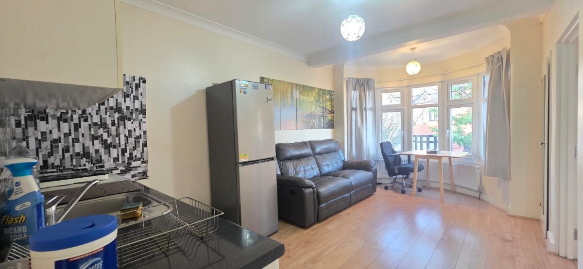 Flat Avondale Crescent in Greater London