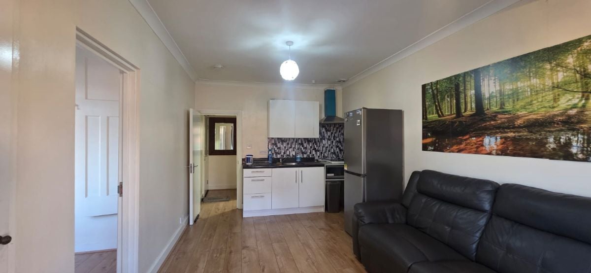 Flat Avondale Crescent in Greater London