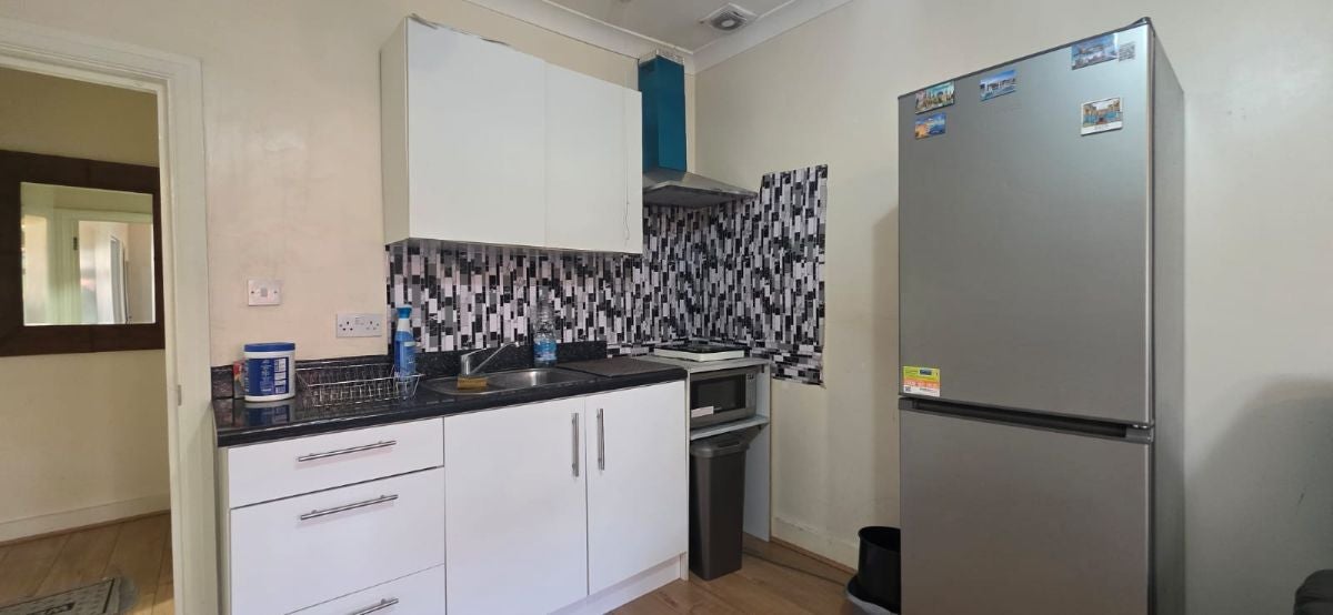 Flat Avondale Crescent in Greater London