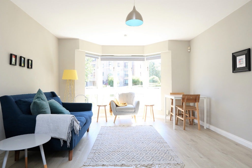 Flat Hughenden Lane in Glasgow