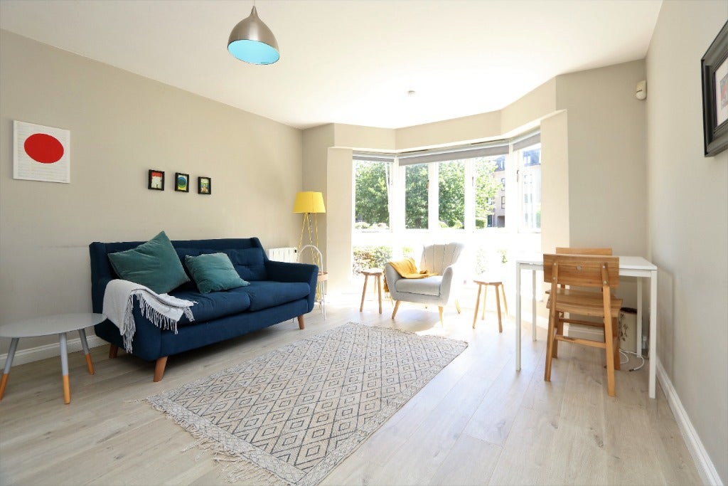 Flat Hughenden Lane in Glasgow