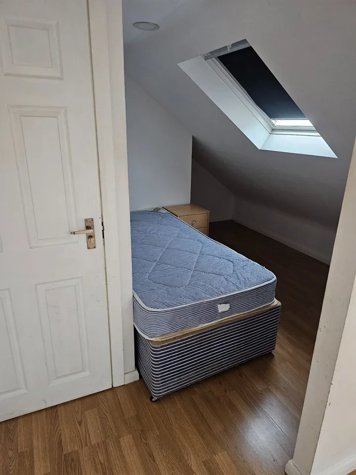 Room Dollis Hill Avenue in Greater London