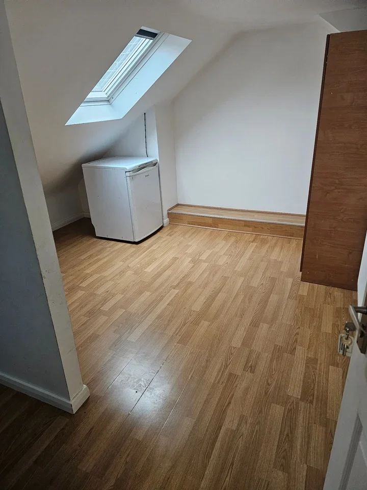 Room Dollis Hill Avenue in Greater London