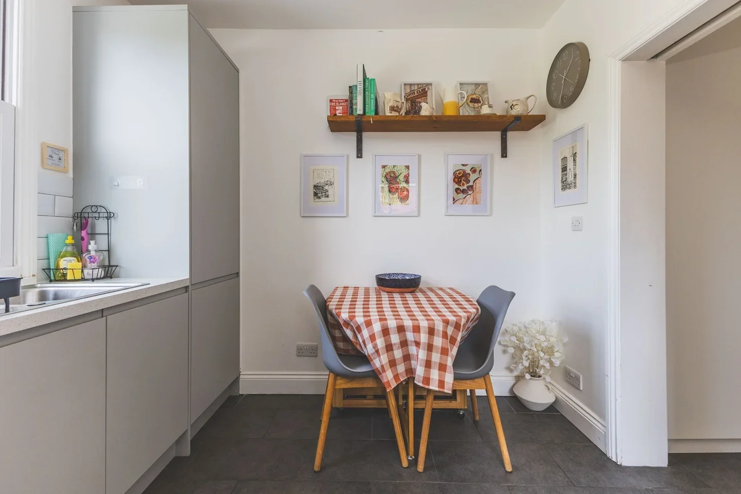 Flat Roxwell Road in Greater London