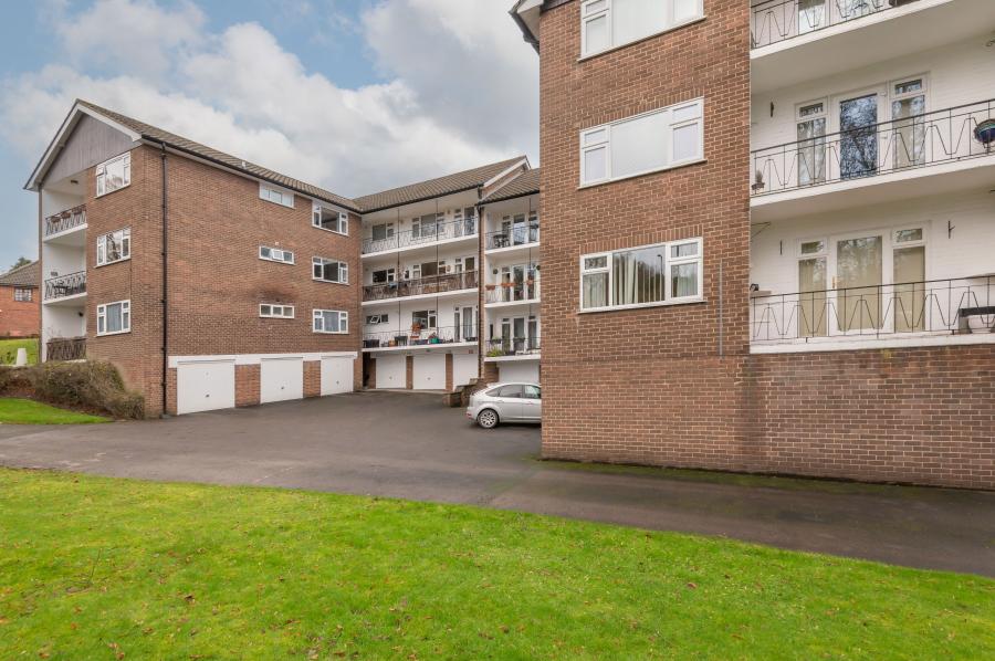 Flat Allerton Grange Vale in Leeds