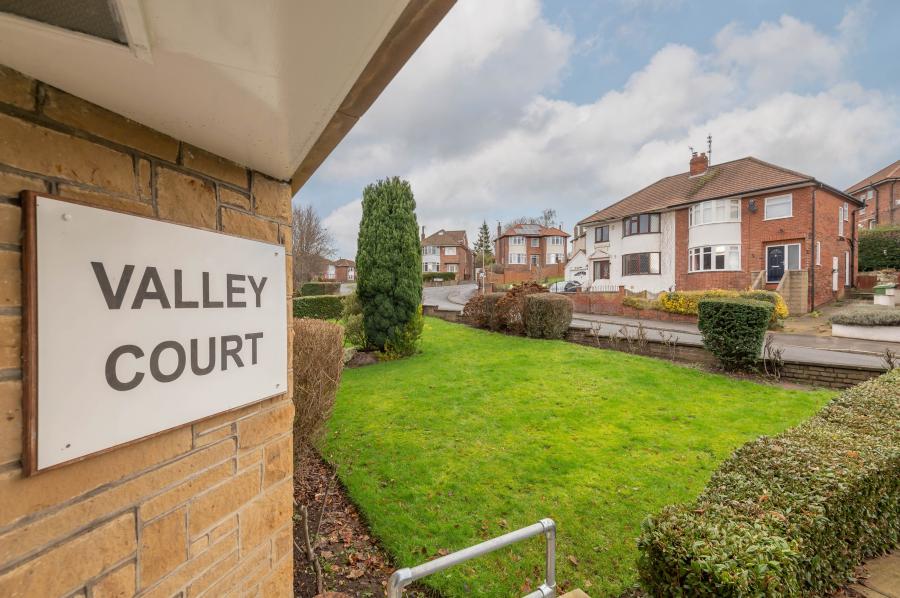 Flat Allerton Grange Vale in Leeds