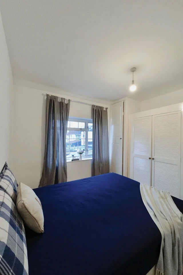 Room Manor Farm Road in Greater London
