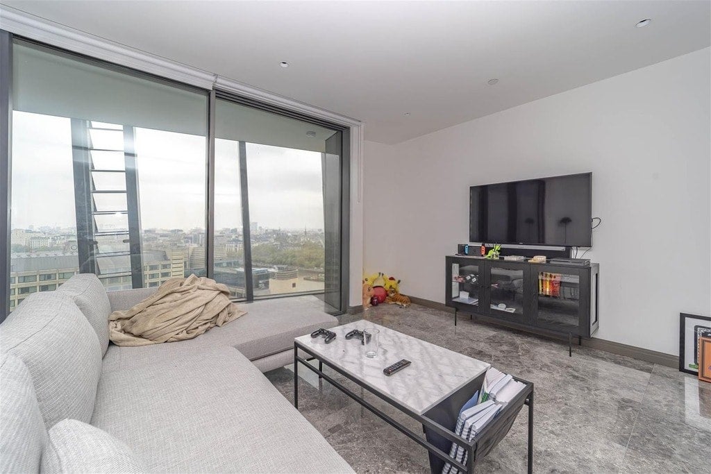 Flat Blackfriars Road in Greater London