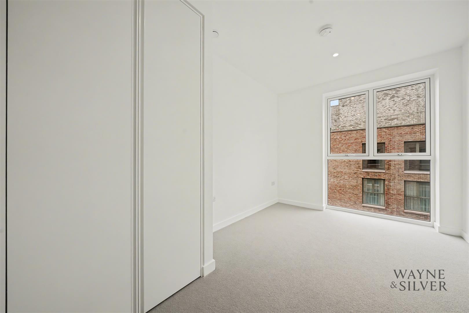 Flat Parkview Avenue in Greater London