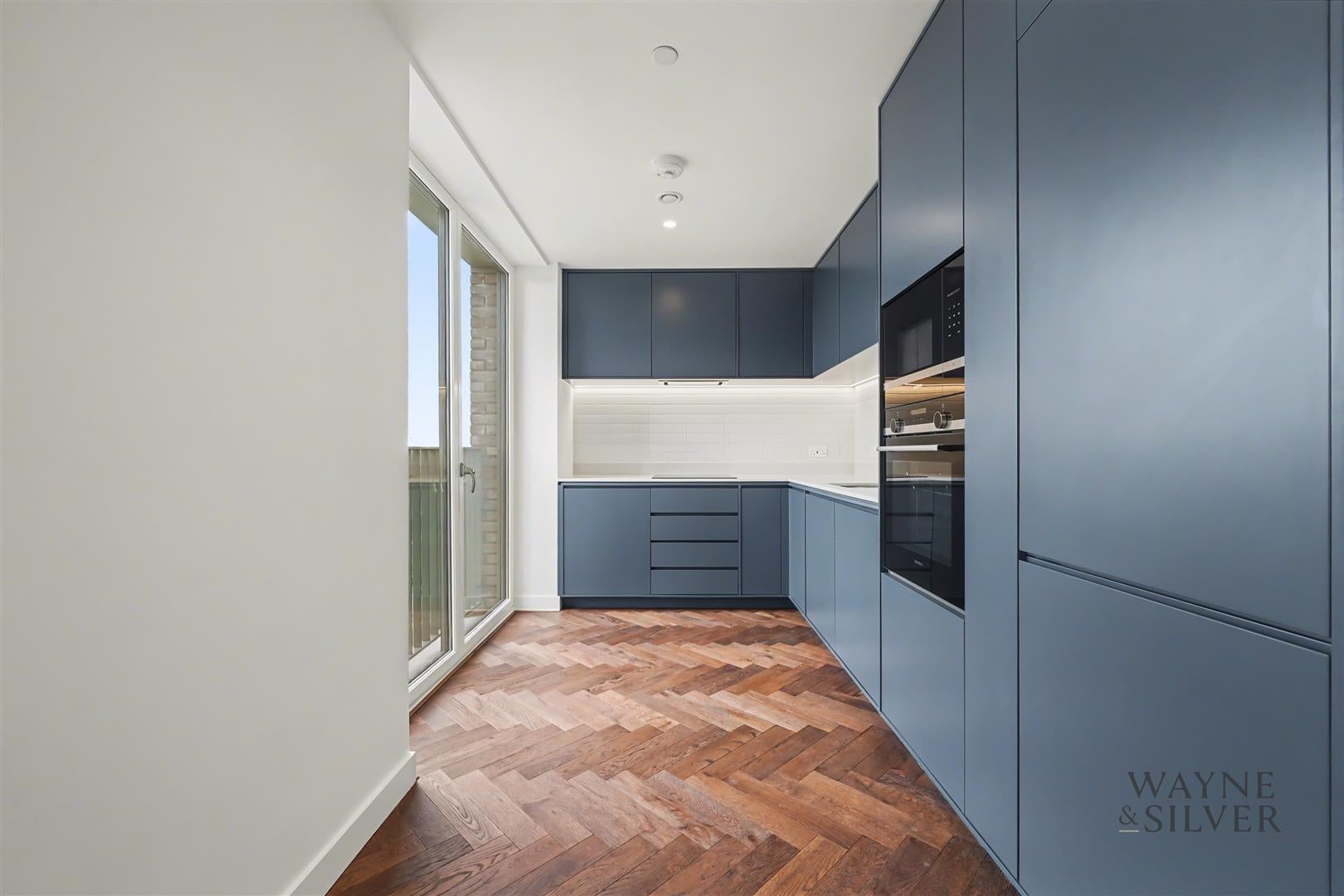 Flat Parkview Avenue in Greater London