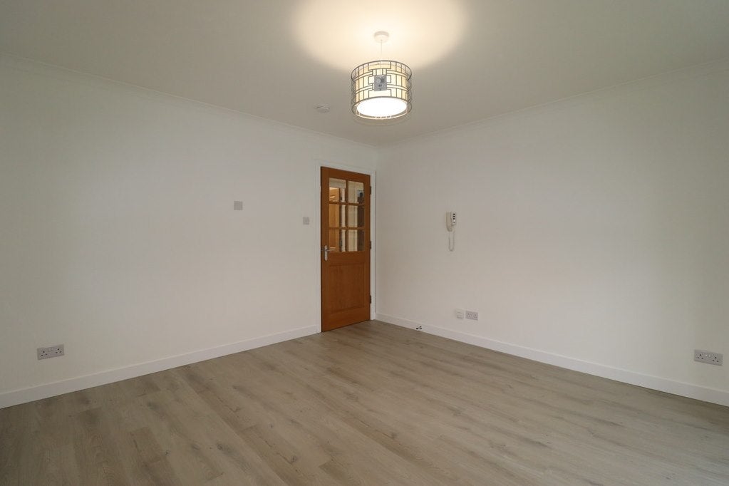 Flat Quarrywood Court in Livingston