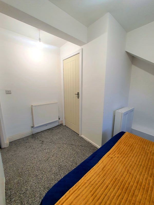 Room Brompton Road in Bradford