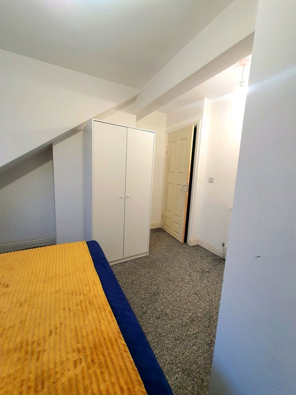Room Brompton Road in Bradford