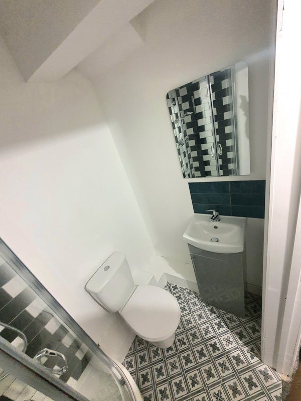 Room Brompton Road in Bradford