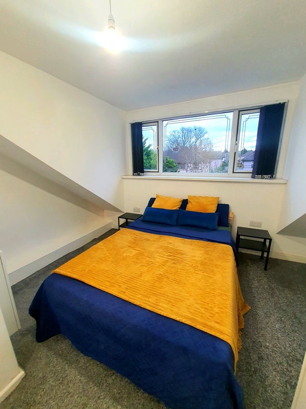 Room Brompton Road in Bradford