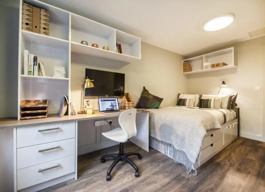 Flat Halsmere Road in Greater London