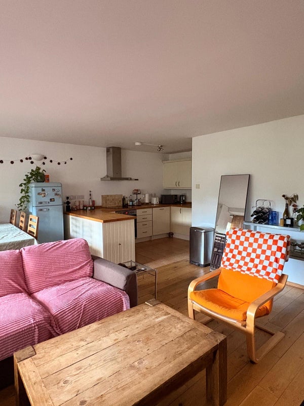 Room Shuttleworth Road in Greater London