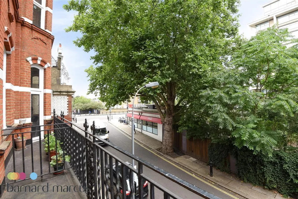 Flat Avonmore Place in Greater London