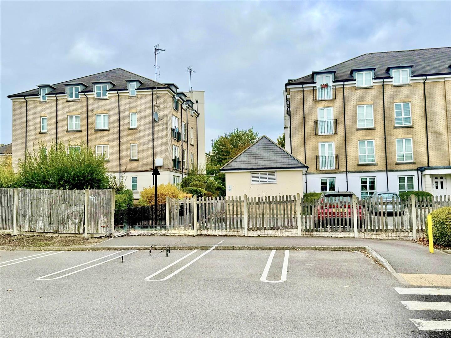Flat Hampton Close in Woking