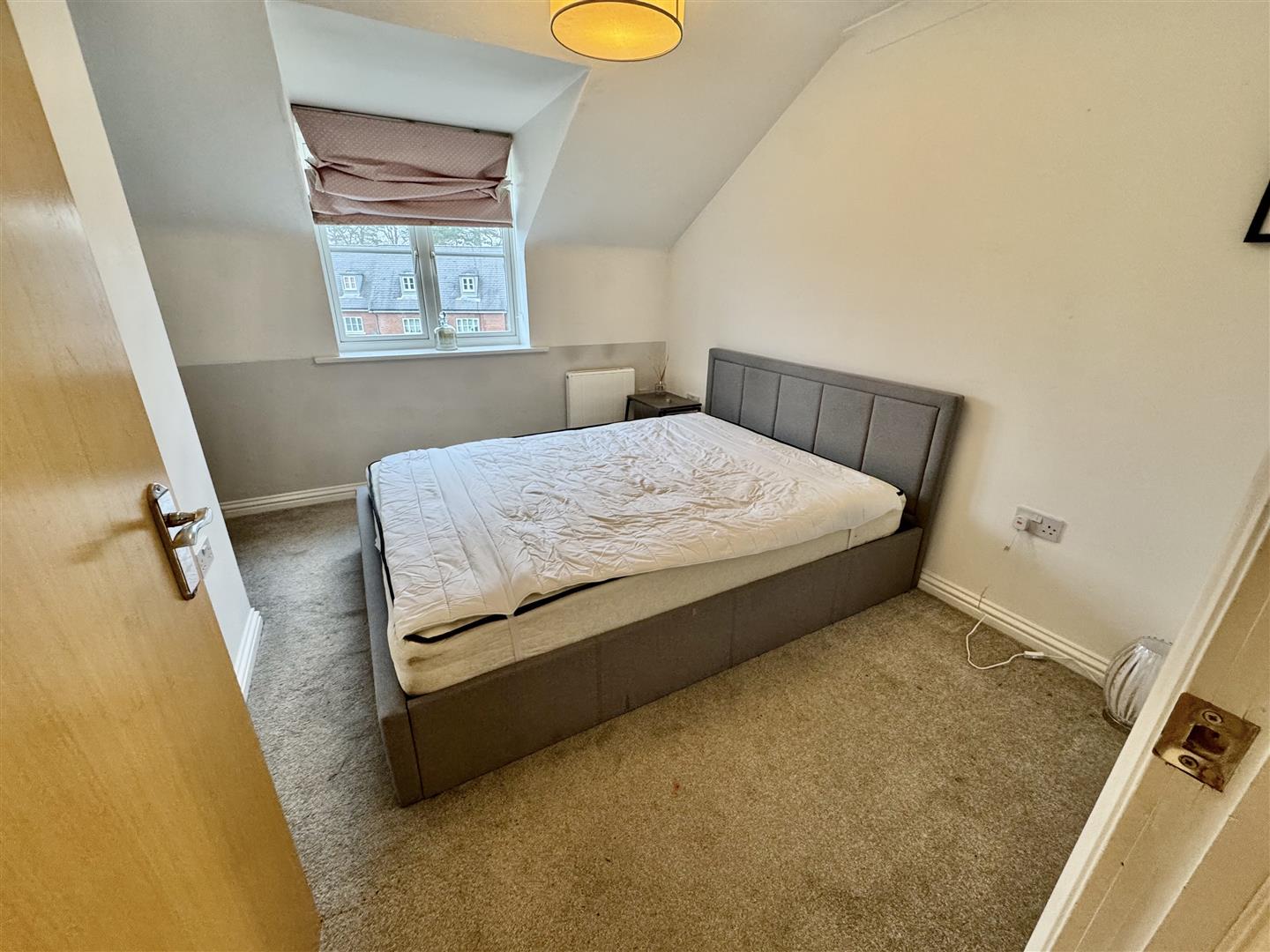 Flat Hampton Close in Woking