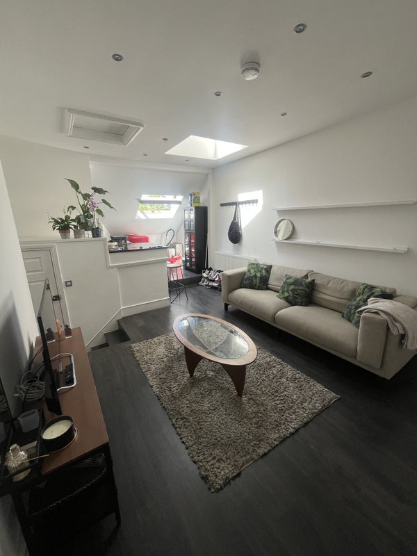 Room Ferme Park Road in Greater London