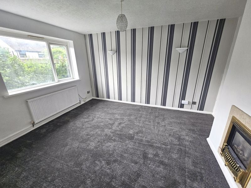 Flat Amberley Way in Walsall