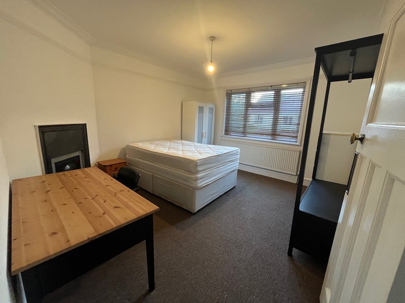 Room Eastbourne Avenue in Greater London