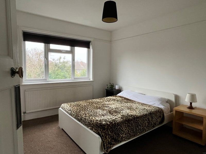 Room Eastbourne Avenue in Greater London
