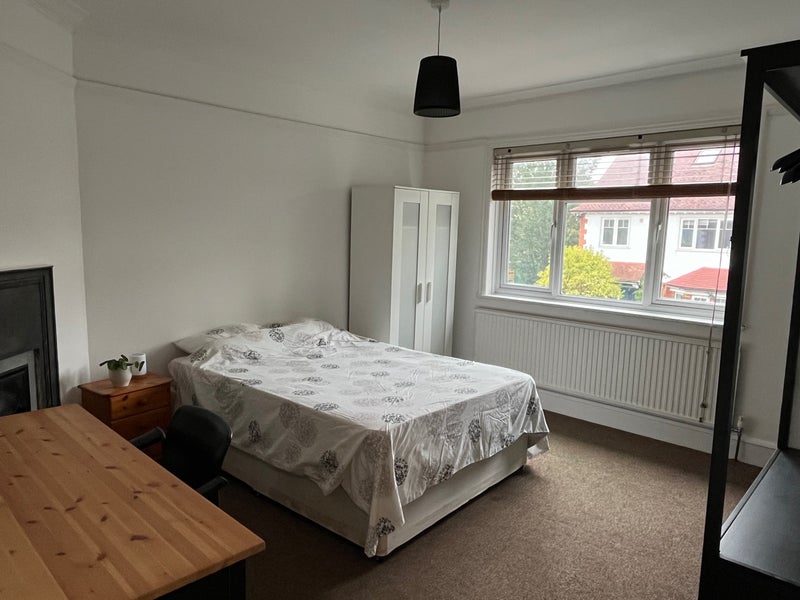 Room Eastbourne Avenue in Greater London