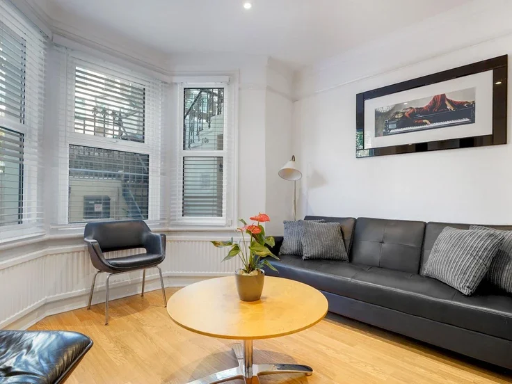 Flat Medley Road in Greater London