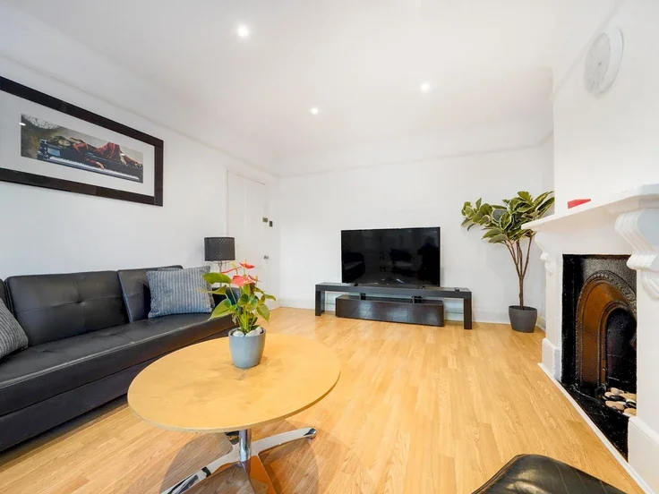 Flat Medley Road in Greater London
