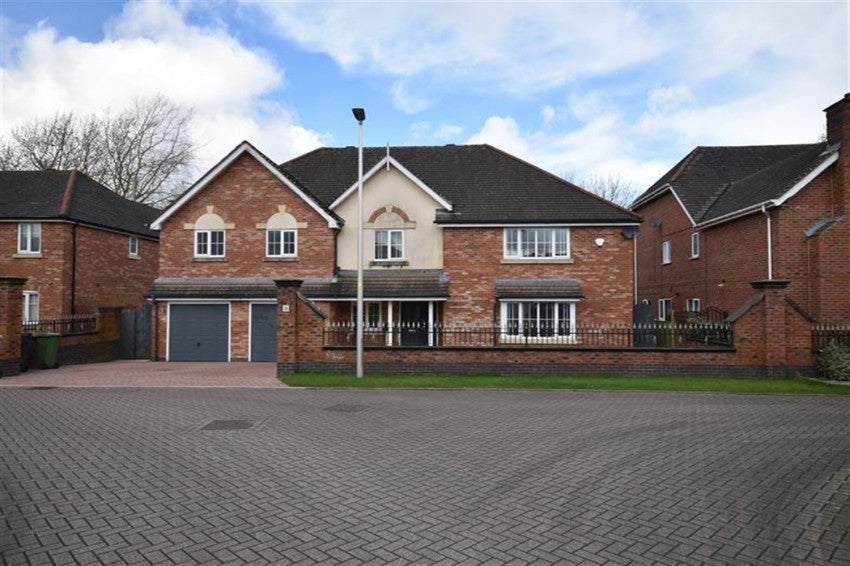 House Birkdale Close in Macclesfield