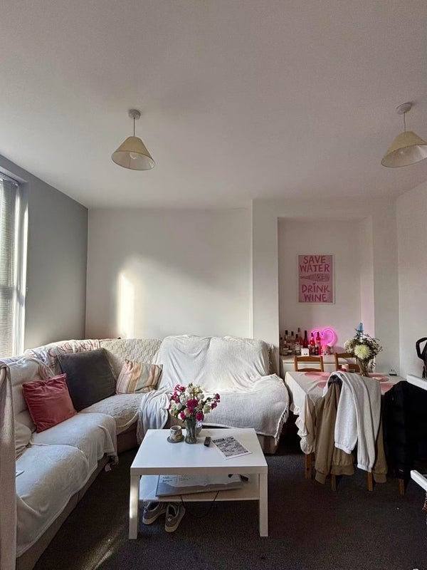 Room Cardigan Road in Leeds