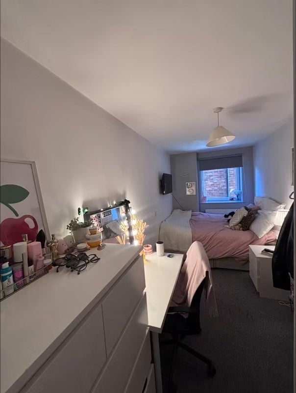 Room Cardigan Road in Leeds