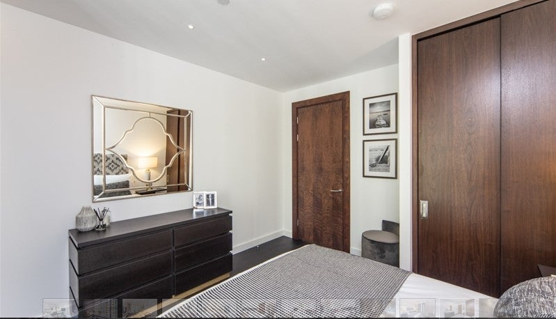 Flat Ponton Road in Greater London