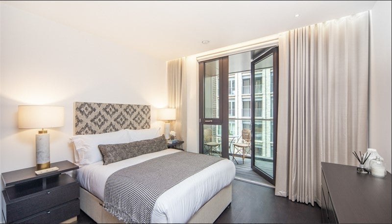 Flat Ponton Road in Greater London