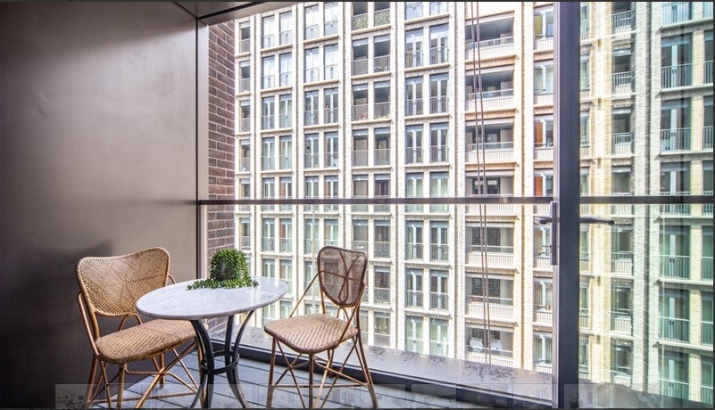 Flat Ponton Road in Greater London