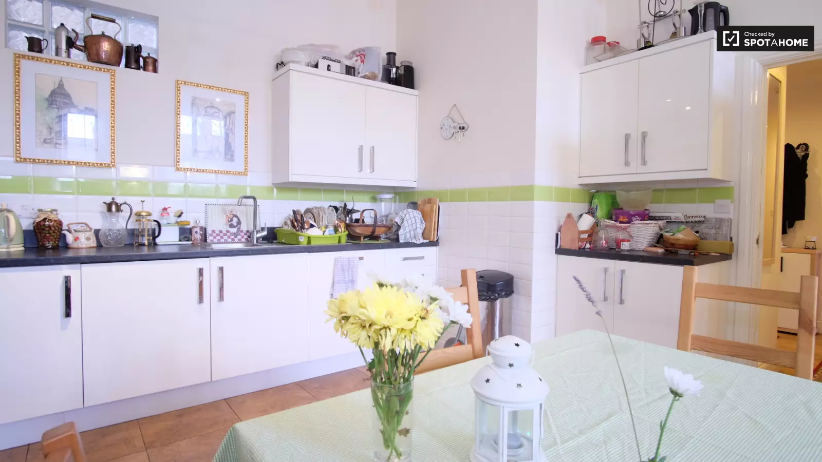 Room Cooper Road in Greater London