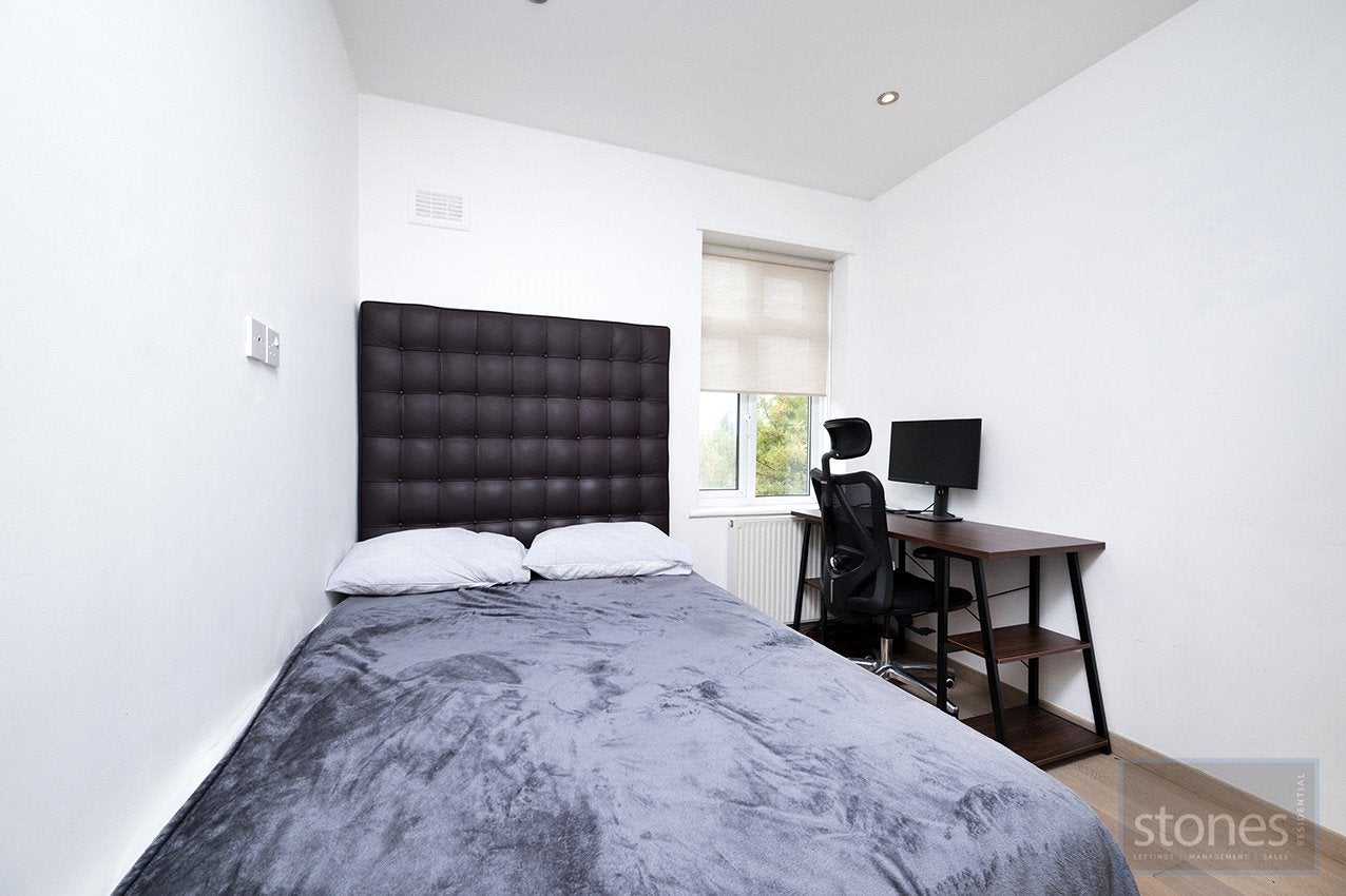 Flat Fortune Green Road in Greater London