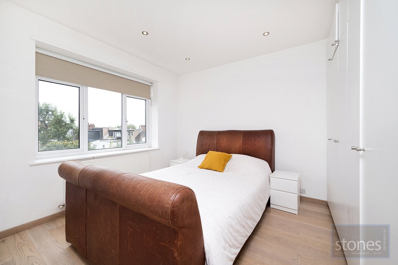 Flat Fortune Green Road in Greater London