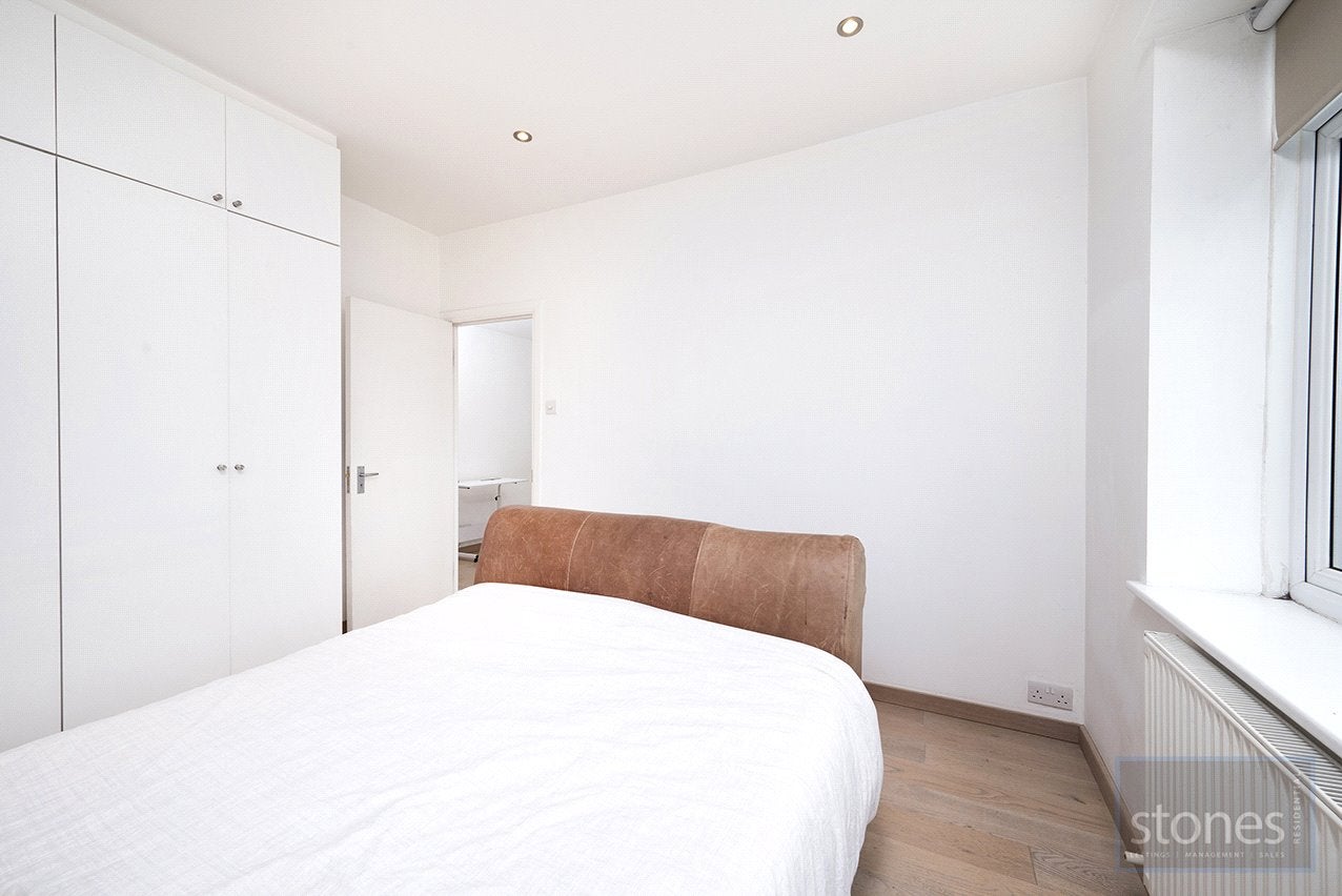 Flat Fortune Green Road in Greater London