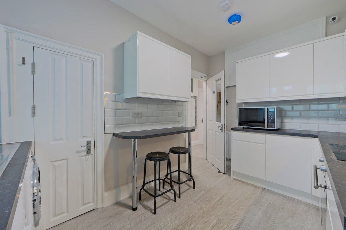 Room Watford Way in Greater London