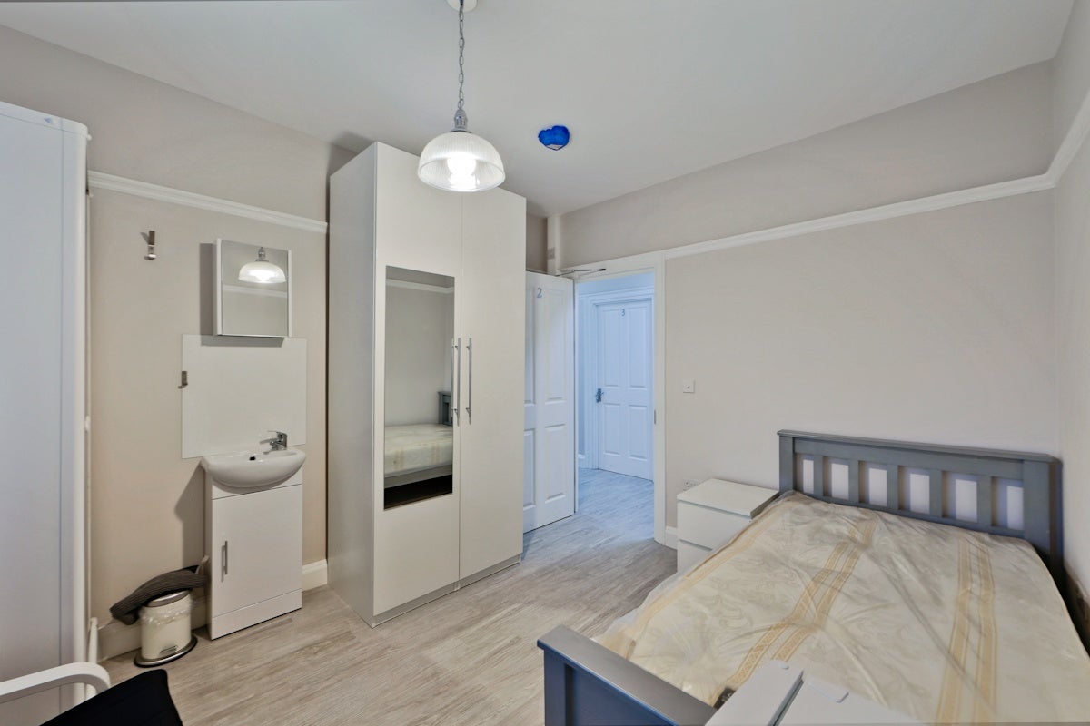 Room Watford Way in Greater London