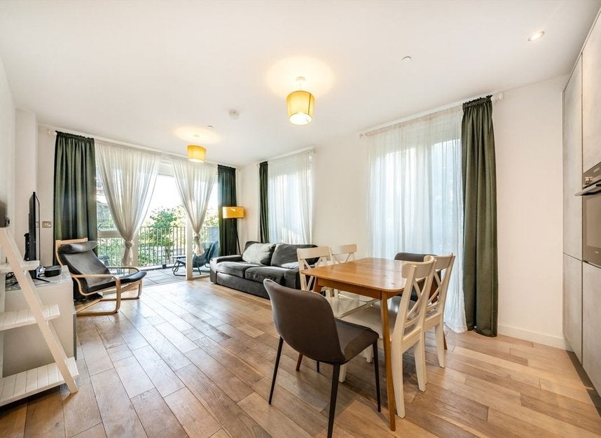 Flat Madison Way in Greater London