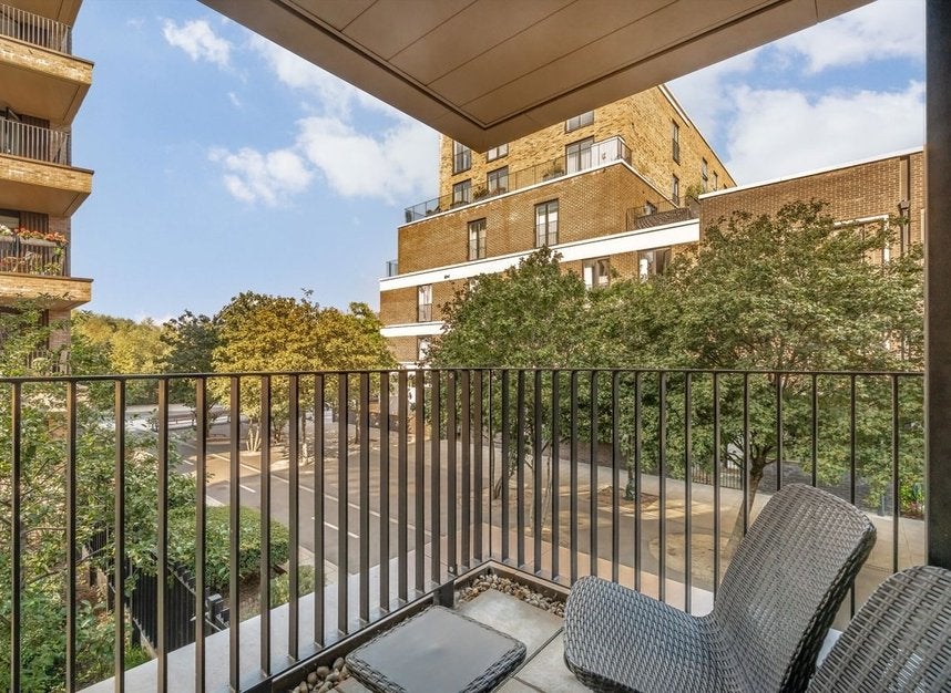 Flat Madison Way in Greater London